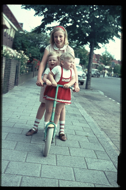 01.Delft jul 1965 Cathy,Brigitte,Marion.JPG